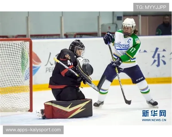 冰球守门员“蝙蝠式”飞扑救险震撼全场
