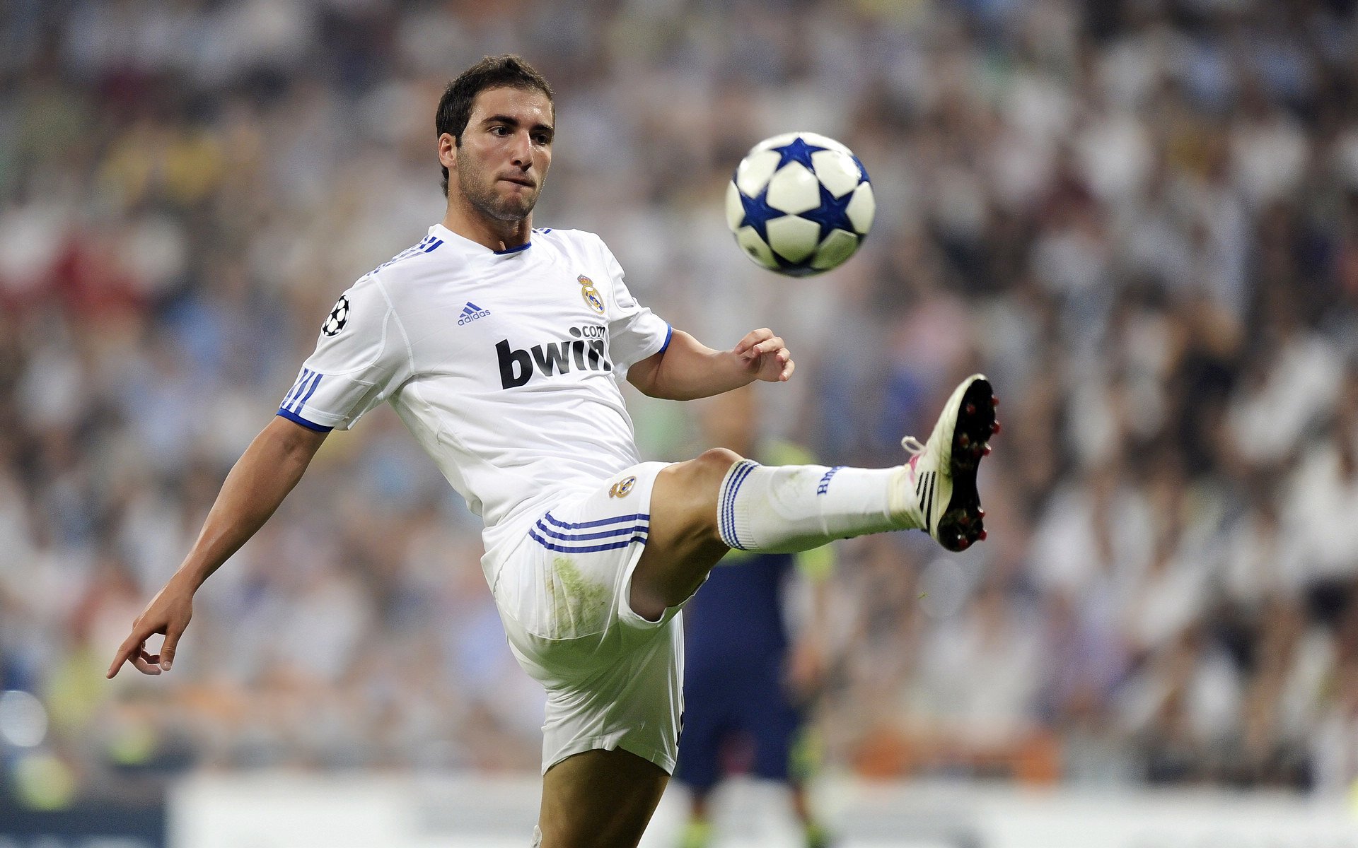 球场上的艺术大师:那些被誉为“艺术家的欧冠瞬间